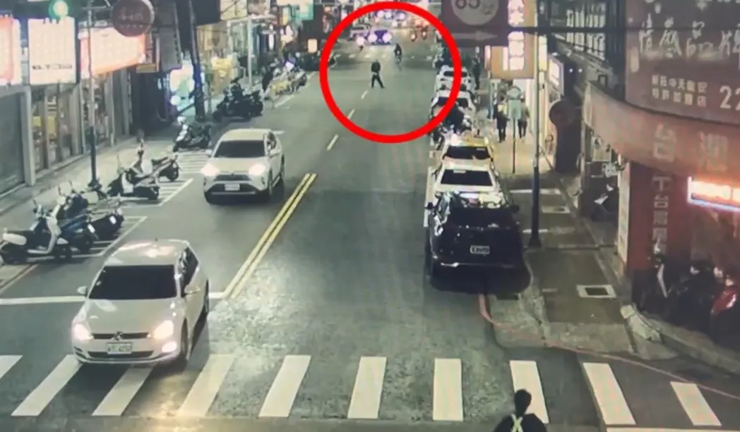 吳男手持西瓜刀在路上咆哮。翻攝畫面