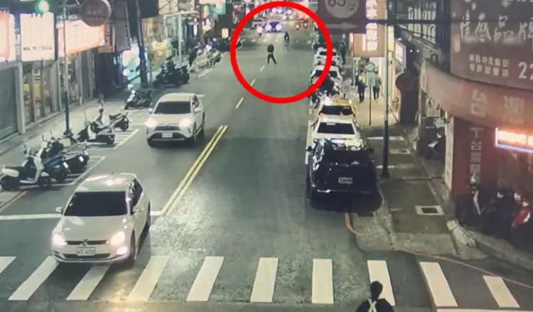 吳男手持西瓜刀在路上咆哮。翻攝畫面