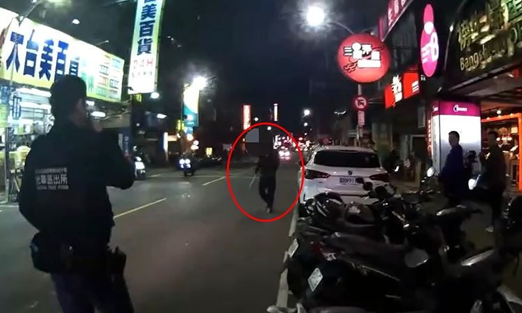 新莊醉男拿西瓜刀街頭揮舞叫罵　8警強力壓制送辦