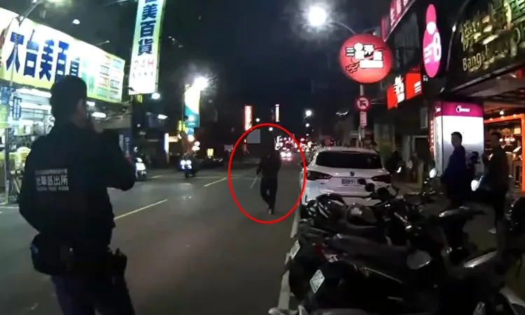 吳男手持西瓜刀在街上揮舞。翻攝畫面