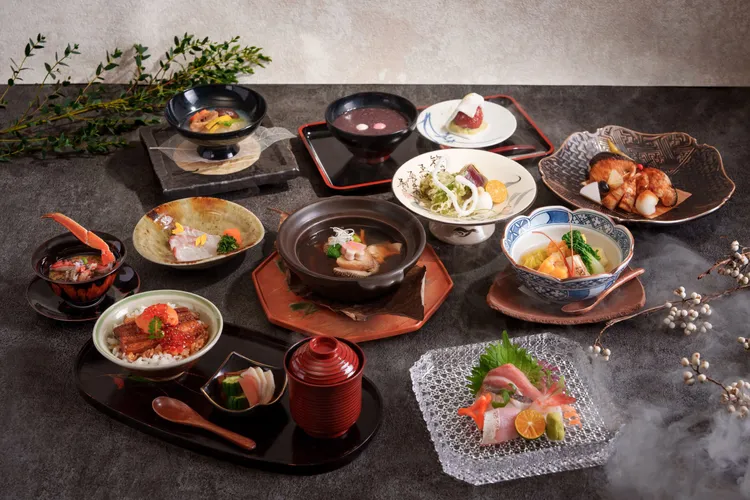 台北喜來登桃山本次冬季會席菜色形象照，共呈現十道精緻料理，包含「炙燒鱈魚白子佐蓮藕泥庵」、「日本北海道活松葉蟹、帆立貝茶碗蒸佐黑松露芡汁」、「寒鰤魚山椒燒」、「龍蝦黃味煮佐旨味高湯」、「A5和牛菲力紫蘇卷天婦羅」、「南非鮑魚旨煮」等，完整展現菊地料理長的冬季會席精髓。台北喜來登大飯店提供