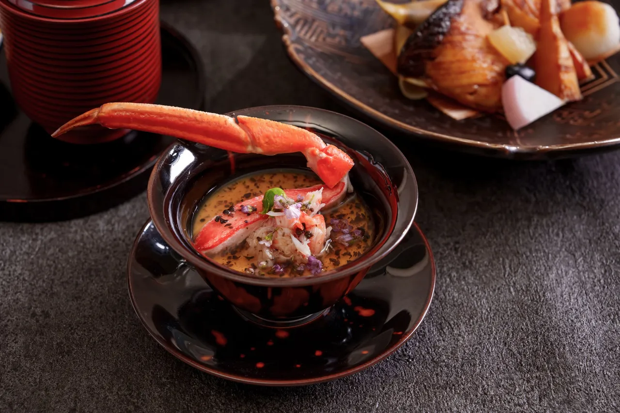 台北喜来登桃山冬季会席菜色「日本北海道活松叶蟹、帆立贝茶碗蒸佐黑松露芡汁」，选用活体松叶蟹肉与帆立贝，淋上黑松露芡汁，将海味鲜甜与松露馥郁融入绵滑细致的茶碗蒸中。台北喜来登大饭店提供