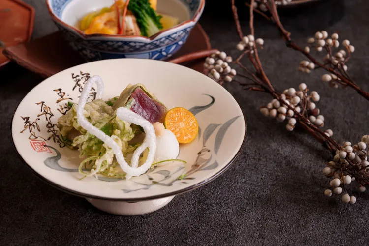 台北喜來登桃山冬季會席菜色「A5 和牛菲力紫蘇卷天婦羅」，嚴選油花細緻的頂級和牛菲力，以紫蘇葉輕柔包覆後入鍋酥炸，麵衣薄脆輕盈，恰到好處鎖住肉汁。台北喜來登大飯店提供