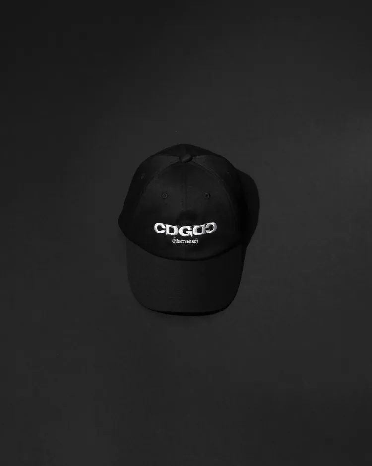 CDGｘGD聯名款經典棒球帽，4880元。品牌提供