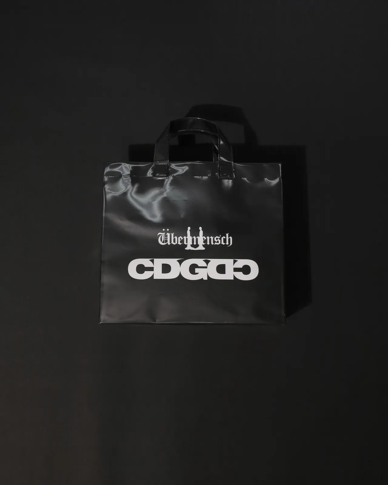 CDGｘGD纸感工艺PU托特包，1万4500元。品牌提供