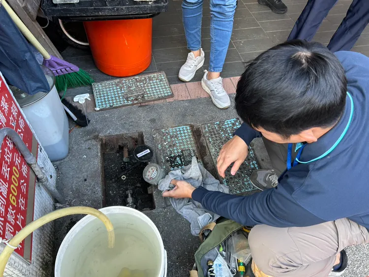 相關單位執行斷水電。翻攝畫面