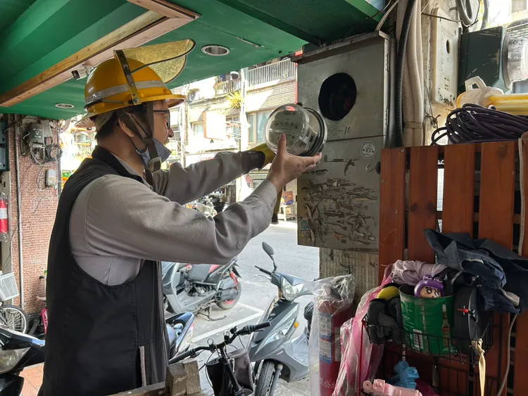 台電人員強制拆除。翻攝畫面