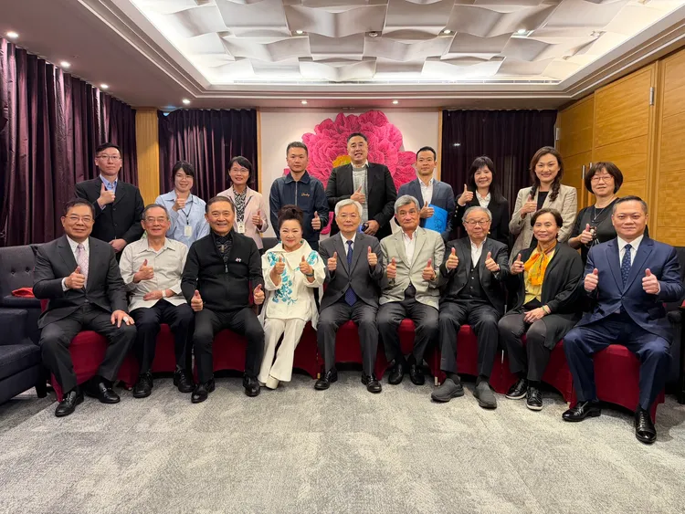 白冰冰（前排左四）與丁文祺（前排左起）、黃肇嘉、林文勝、警政署長張榮興、周龍田、張炳煌、陳淑貞、林文堃等人，一同出席白曉燕基金會董事會。長興影視提供