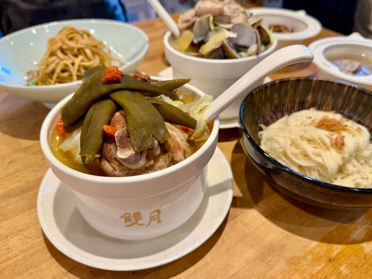 雙月食品社新品「甕藏紹興剝皮辣椒雞」，將台酒紹興酒與雞腿肉、剝皮辣椒結合。莊偉祺攝