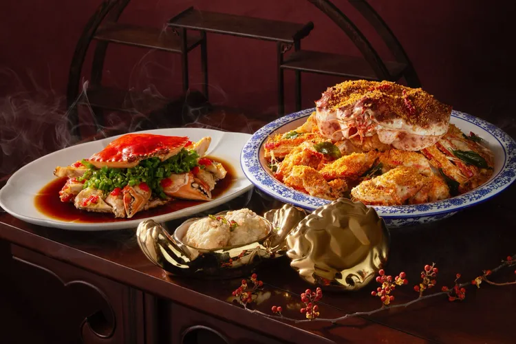 台北喜来登大饭店请客楼即日起至12/31推出「金蟹宴」，以当令肥美秋蟹入馔，精选16道川味蟹馔，演绎秋日最鲜盛宴。台北喜来登提供