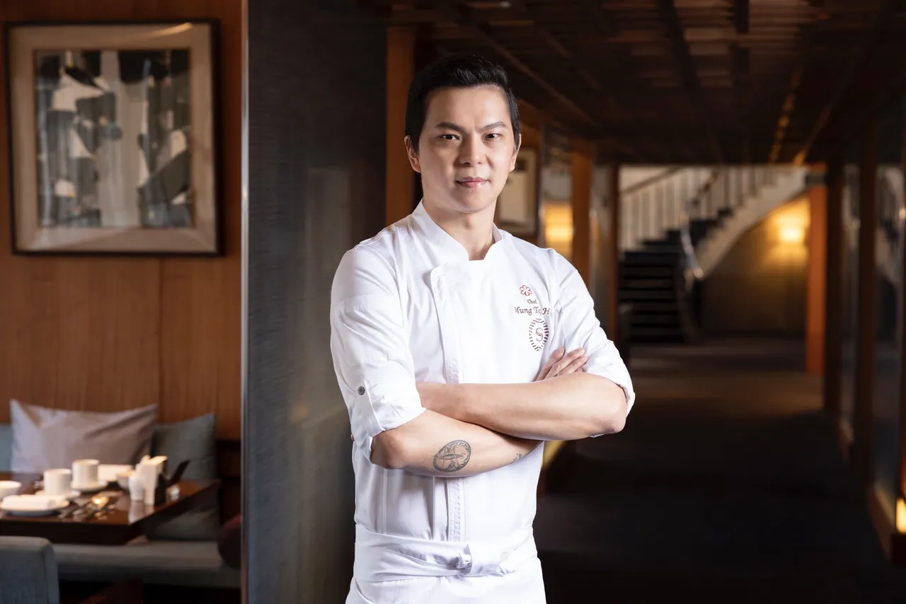 主厨许宏德以新派川菜技法的扎实功底，将川味辛香与时令秋蟹完美融合，每道菜品精准掌握蟹肉鲜甜与蟹膏浓香，呈现台湾少见的川味蟹料理。台北喜来登提供