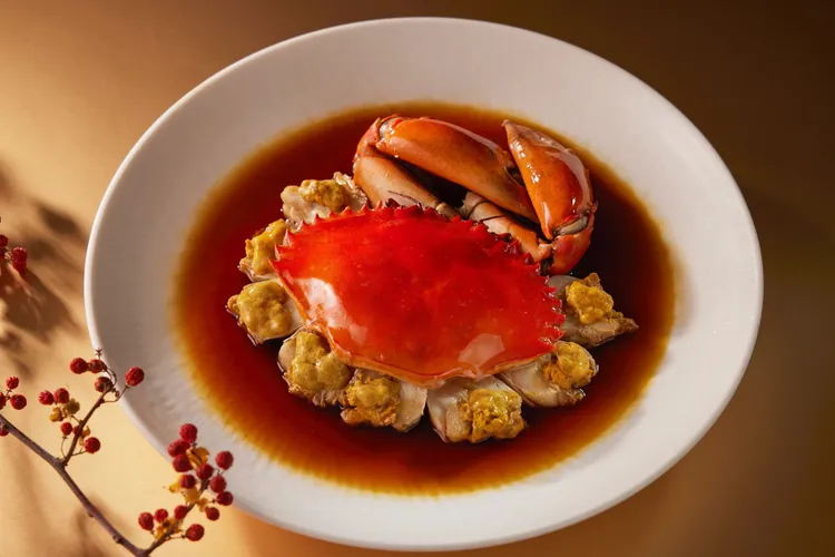 當季處女蟳蒸至鮮嫩飽滿，將蟹身以「熟醉」的方式浸入花雕、白蘭地與高粱特調醬汁慢吸甘醇，蟹肉柔滑細膩、蟹膏微醉香甜。台北喜來登提供