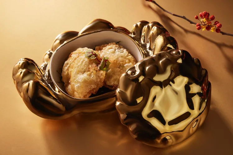 以薄如蟬翼的琵琶肉包入蝦仁漿、鮮拆蟹鉗肉與韭菜餡，外層裹上蛋白漿炸至金黃，咬開瞬間蟹汁伴隨熱氣滲出、藤椒清香隨之綻放，鹹鮮流香。台北喜來登提供