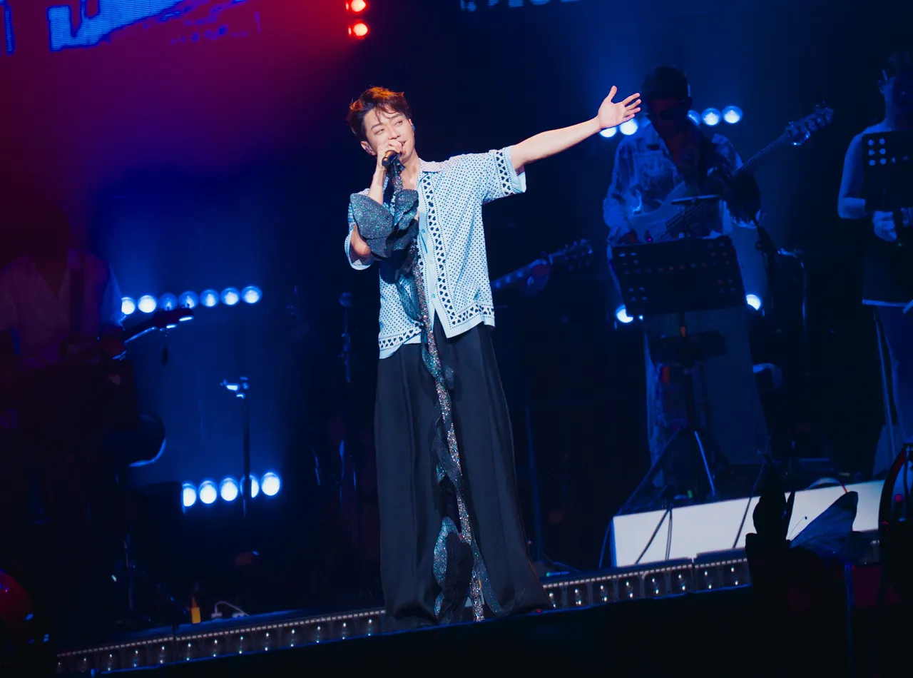 张栋梁日前苏州场破例演唱《情花开》，唤起《无敌珊宝妹》的回忆杀。张栋梁「第二十一个故事」巡演官方提供