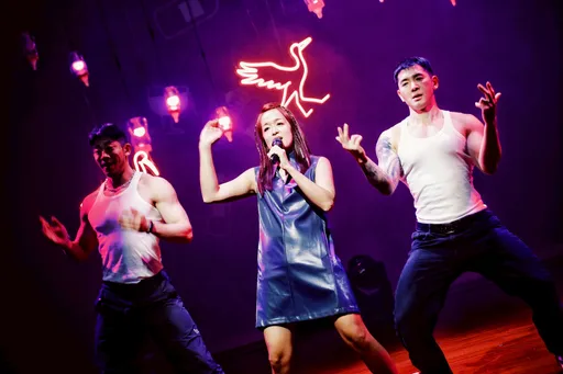 凯莉遭质疑「是爸爸在顾小孩吗？」呛辣反击：脑袋坏掉