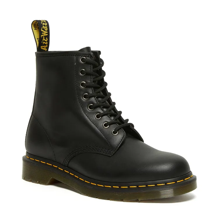 Dr. Martens 8孔馬汀靴，特價4980元。品牌提供