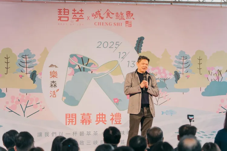 八條壽司創辦人黃偉峸(如圖)旗下新品牌「峸食鱸魚」特別與「碧萃茶飲」結合，打造農會品牌旗艦據點「樂森活」，並推出多樣綠竹筍農產加工品，與鱸魚人蔘土雞湯、各式小菜及滷味等42種餐點。翻攝自三峽農會臉書