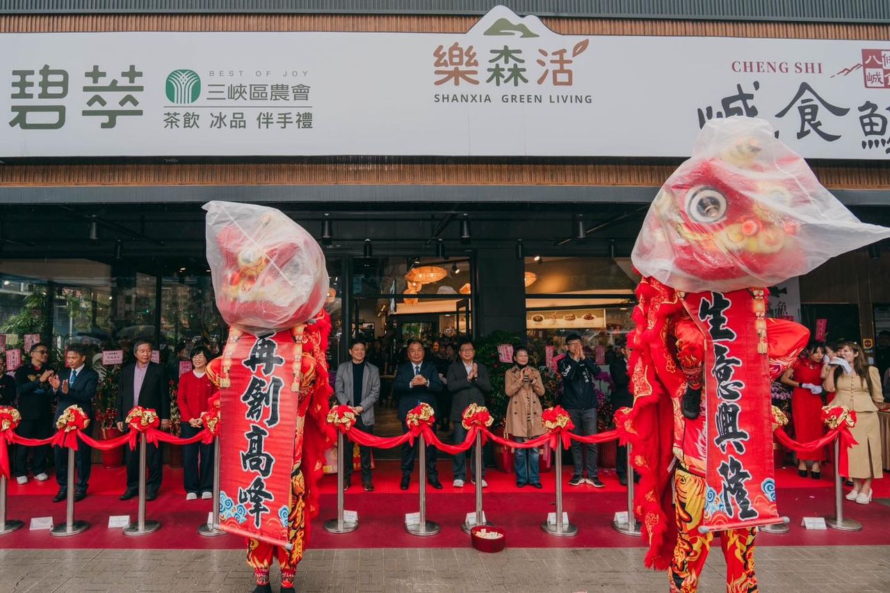 全台首家!三峽農會手搖飲店「碧萃茶飲」開幕 攜手八條壽司打造旗艦據點「樂森活」