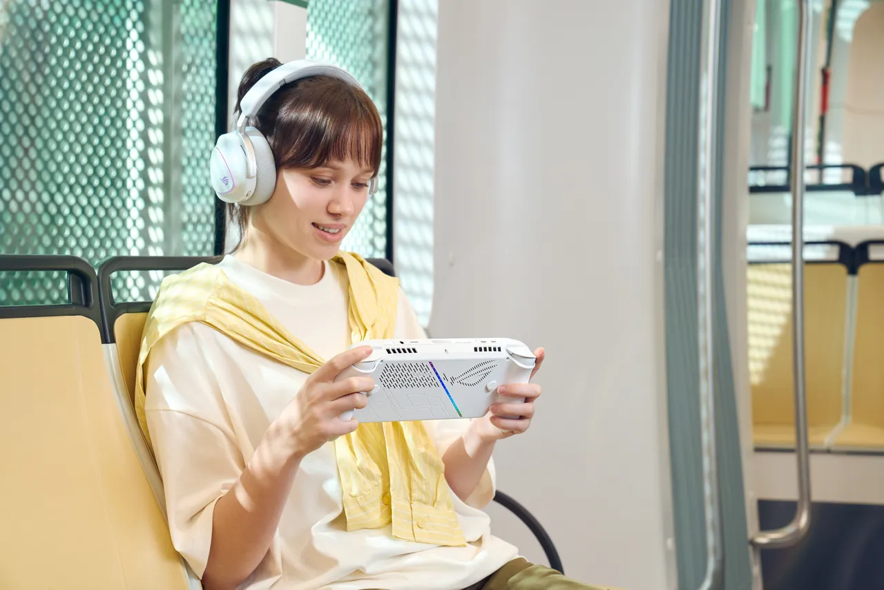 搭载AMD Ryzen Z2 A处理器的ROG Xbox Ally电竞掌机主打「随时随地开玩」，轻巧握持、支援Xbox Game Pass，通勤途中也能享受流畅的1080p游戏体验。华硕提供