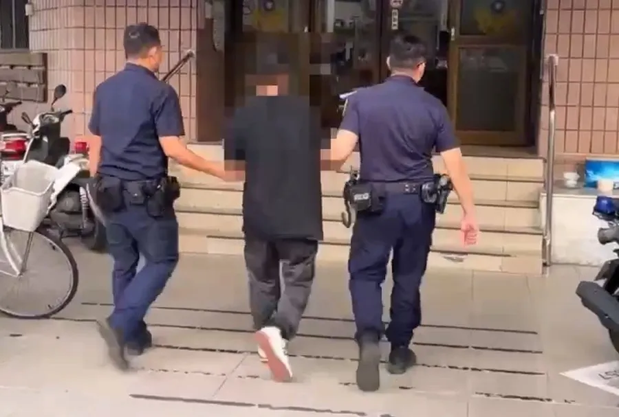 酒醉曾男持美工刀追高中生，遭警方逮捕。翻摄画面