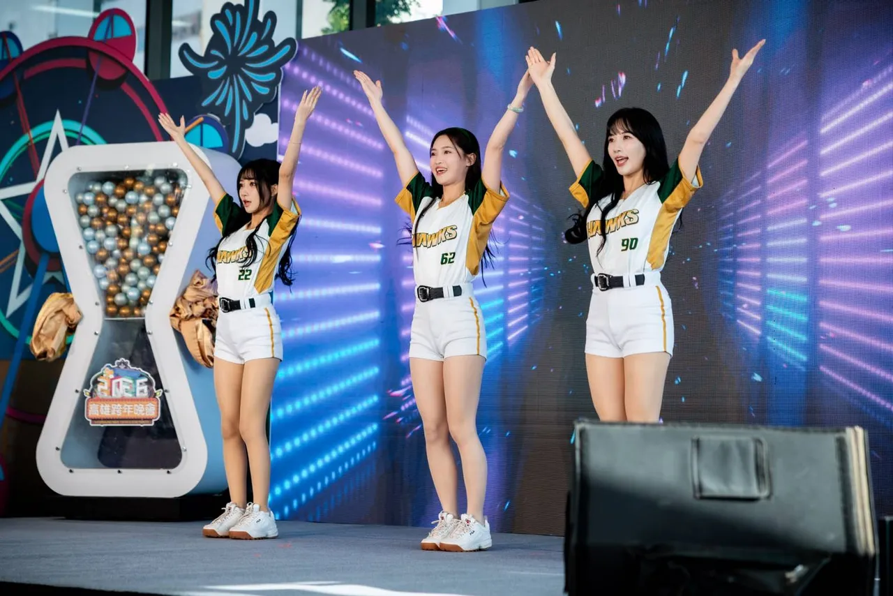 台钢雄鹰Wing Stars啦啦队11日「2026雄嗨趴」启动仪式，带来感染力十足的演出。年代提供