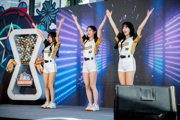 台鋼雄鷹Wing Stars啦啦隊11日「2026雄嗨趴」啟動儀式，帶來感染力十足的演出。年代提供