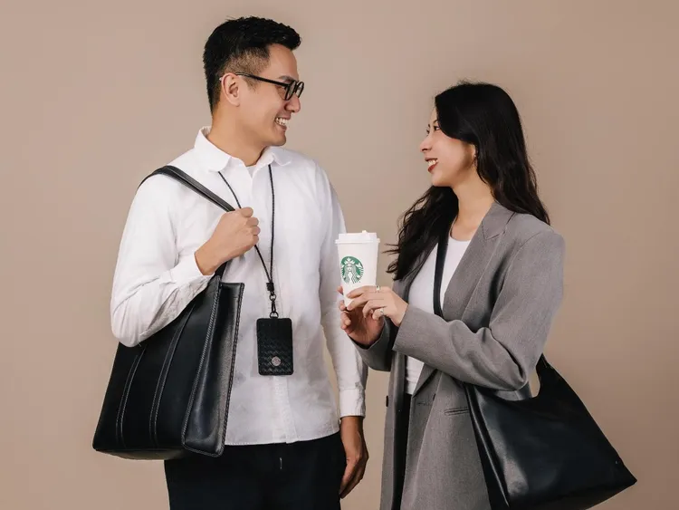 线上门市限定推出都会皮革系列，包含托特包、证件挂牌等。星巴克提供