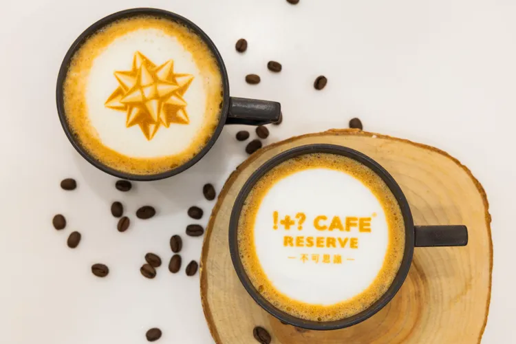 「!+? CAFE RESERVE不可思議咖啡」期間全品項飲品享第2杯7折，還能免費體驗拉花。7-ELEVEN提供