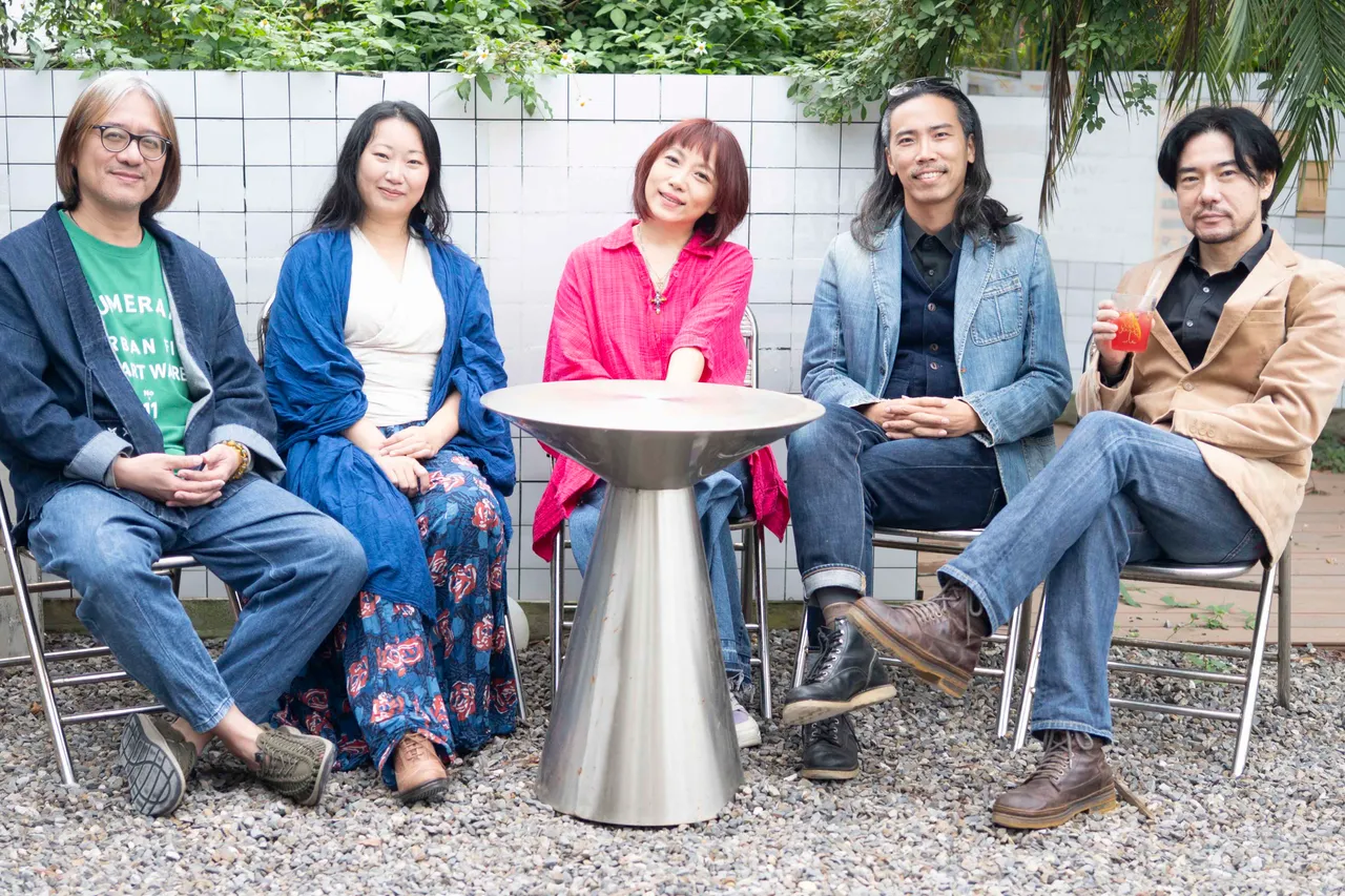 阮丹青（中）跟卢欣民（左起）、刘玮菁、黄伟骏、根石大辅组「自然流动乐团」。罗艺工作室、摄影林文俊提供
