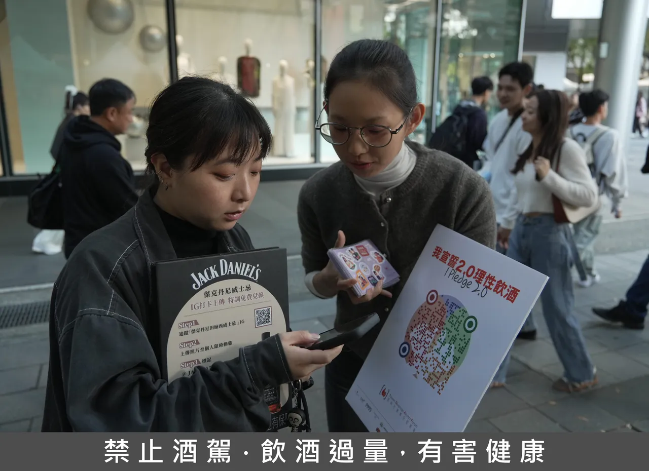 协会志工示范换算方式，帮助参观者掌握适量饮酒。业者提供