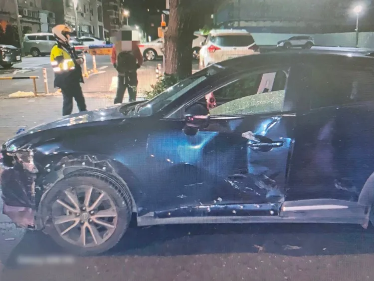 肇事車輛停在現場。中壢警分局提供
