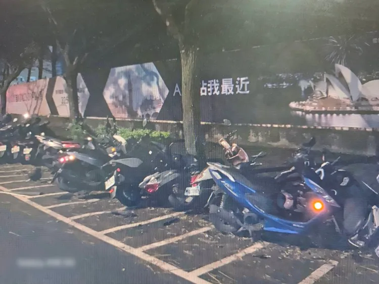 一排機車被撞倒。中壢警分局提供