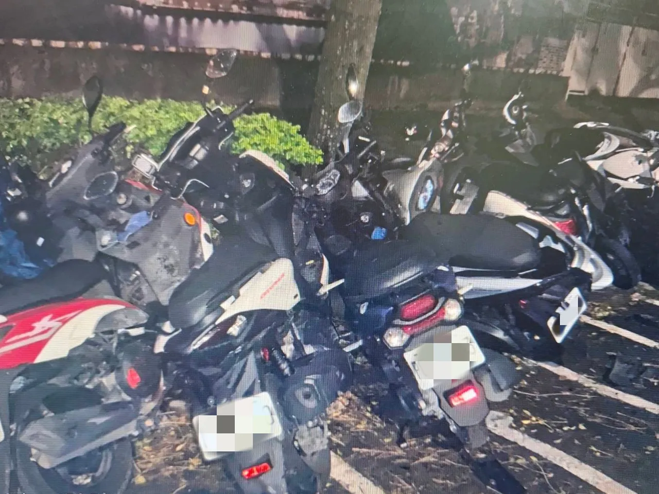 小客车撞进机车停车格！27辆机车受损　肇事驾驶竟弃车落跑