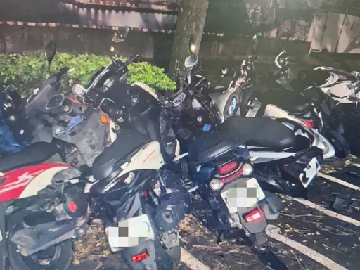 小客車撞進機車停車格！27輛機車受損　肇事駕駛竟棄車落跑