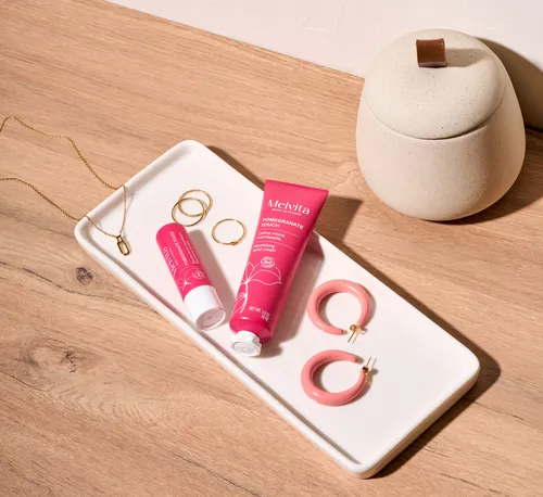 红石榴丰润护手霜30ml／420元、红石榴丰润护唇膏4.5g／400元。品牌提供