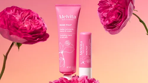 Melvita玫瑰潤澤護手霜30ml／420元、玫瑰柔潤護唇膏4.5g／400元。品牌提供