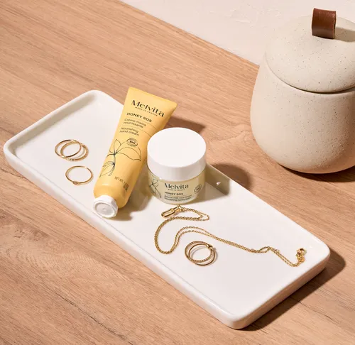 花蜜滋養修護手霜30ml／420元、花蜜滋養修護膏9g／680元。品牌提供