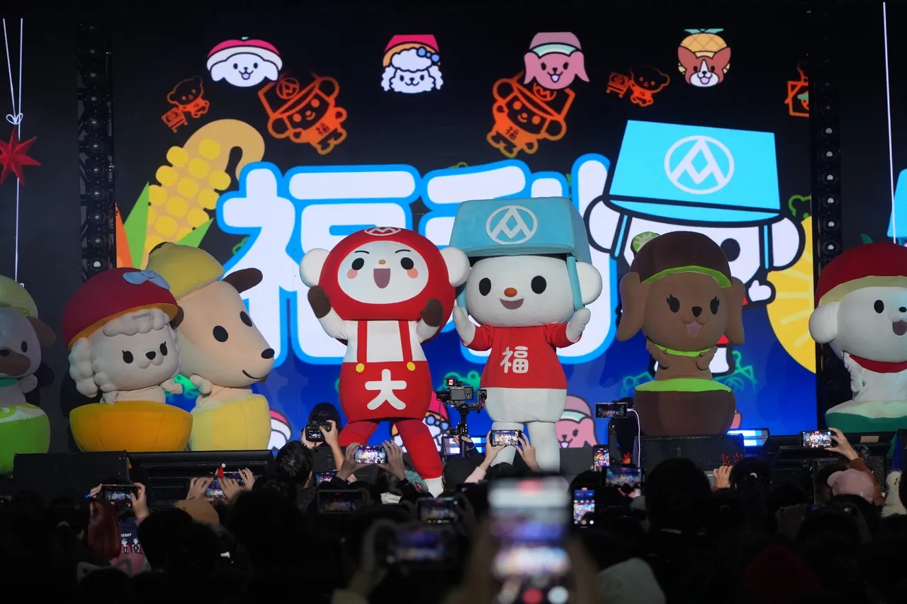 福利熊、大全熊与水果探险队率先热烈唱跳，炒热全场气氛。彭欣伟摄