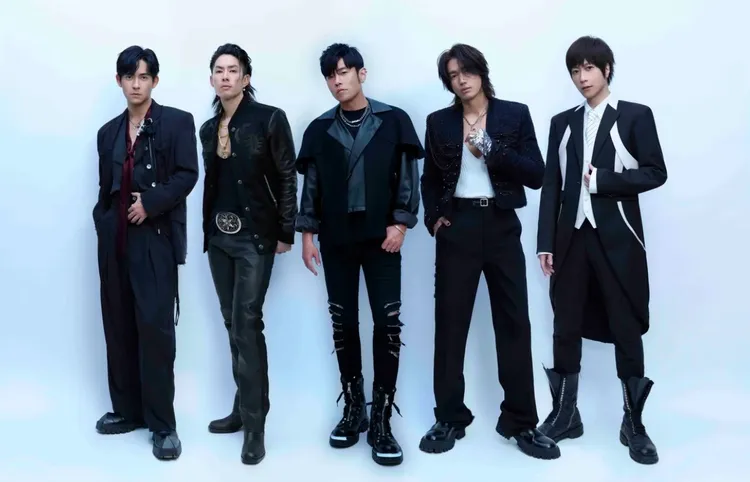 周杰伦（中）与F3、阿信合唱的《恒星不忘Forever Forever》话题不断。相信音乐提供