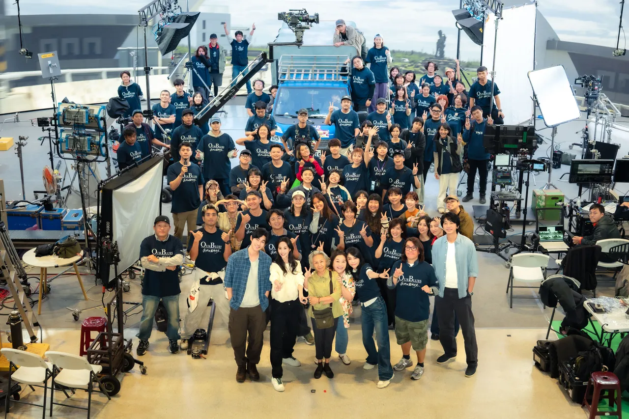 《我们的蓝调时光》最后杀青的周渝民(前排左起)、张钧宁、陆弈静、钟欣凌、总制作人柴智屏、导演林子平、信与工作人员合照留念。米神国际提供 