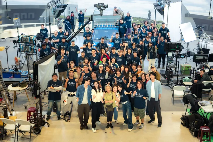 《我們的藍調時光》最後殺青的周渝民(前排左起)、張鈞甯、陸弈靜、鍾欣凌、總製作人柴智屏、導演林子平、信與工作人員合照留念。米神國際提供 