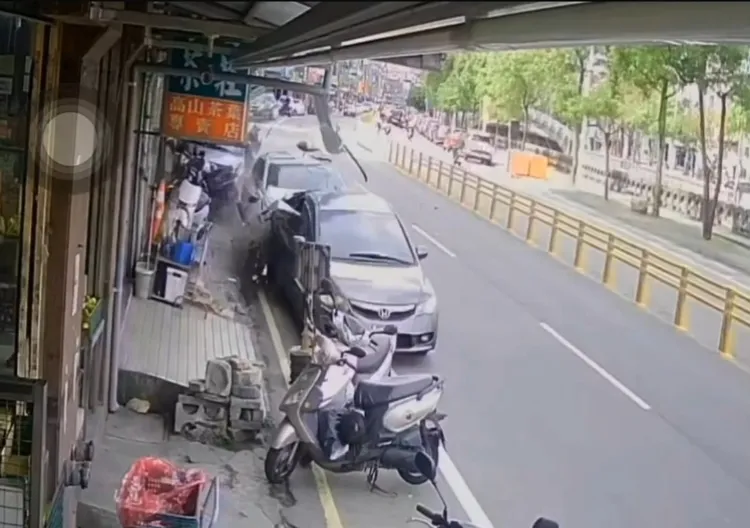 楊男毒駕失控，連續衝撞多部汽、機車。翻攝照片