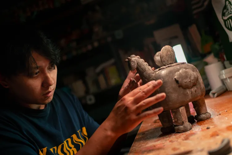 禮坊展現獨到的藝術品味與對在地藝術家的支持，隆重推出與台灣新一代藝術家吳騏（57）合作的「旺福馬」系列瓷器禮盒。業者提供