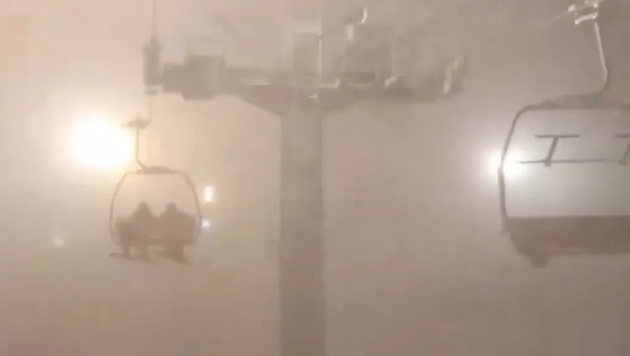 坐上缆车不久全身是雪。翻摄自X @Mario_Moray