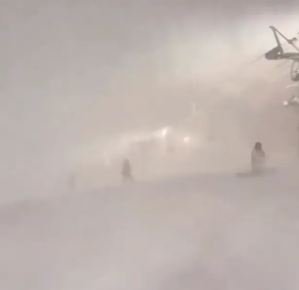 二世谷滑雪場能見度極差。翻攝自X @Mario_Moray