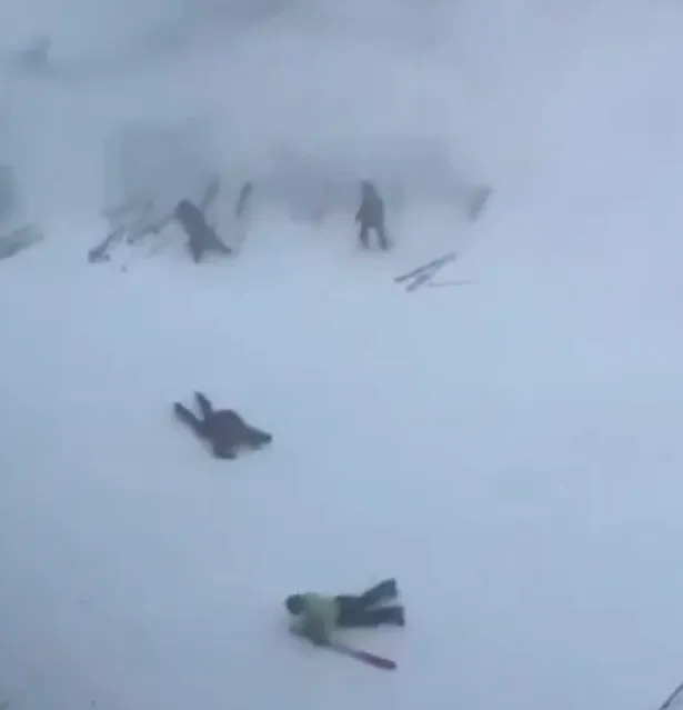 滑雪客被吹倒在地。翻攝自X @Mario_Moray