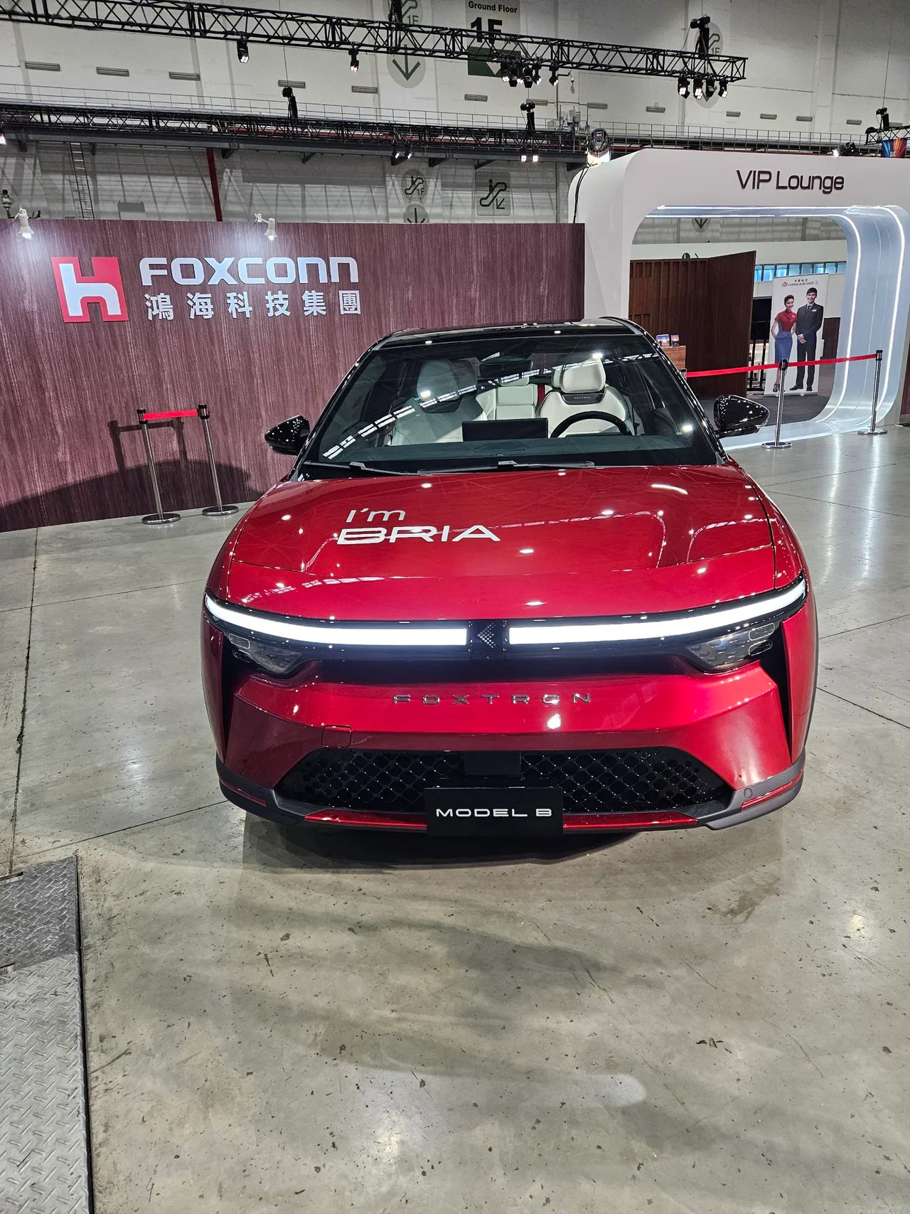 鸿海科技日第二天的民众日，就看到Model B前车盖上贴著「Bria」字样。读者提供