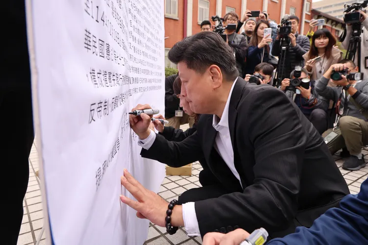 國民黨團總召傅崐萁簽彈劾案文。莊宗達攝