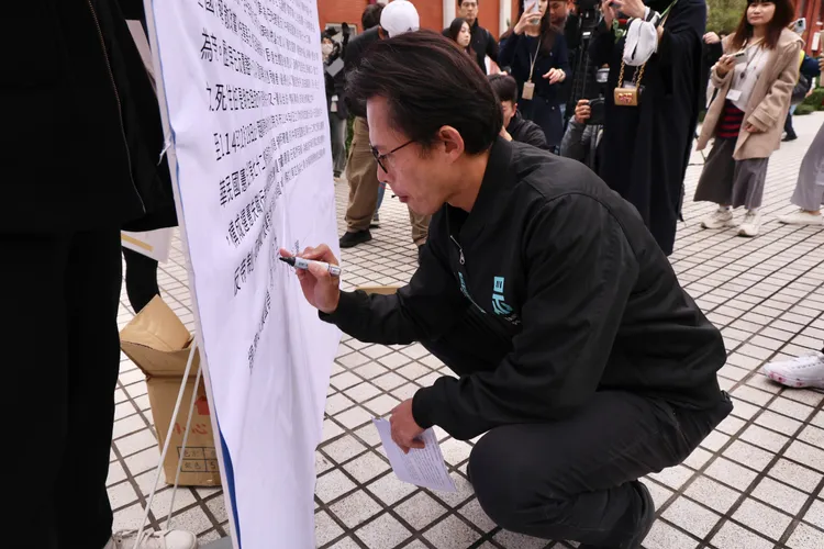 民眾黨團總召黃國昌簽彈劾案文。莊宗達攝