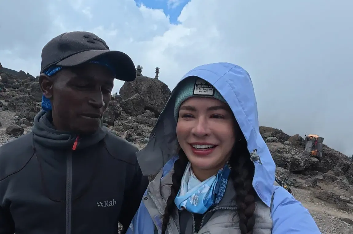 雷艾美（右）和当地协助登山者。三立提供